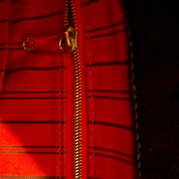 Louis Vuitton Leather Artsy MM Handbag in Navy - Picture 14 of 16